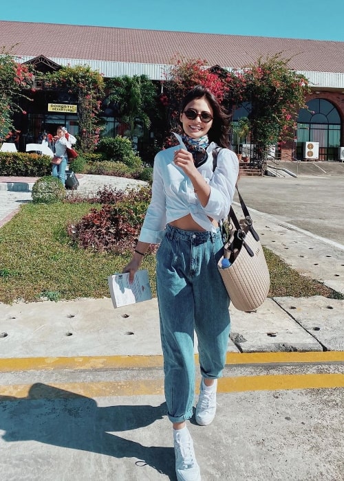 Lovi Poe set, mens hun smilede på et billede i Laoag City, Ilocos Norte, Filippinerne i december 2019