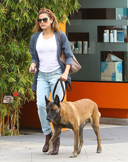 Eva Mendes na prechádzke so psom