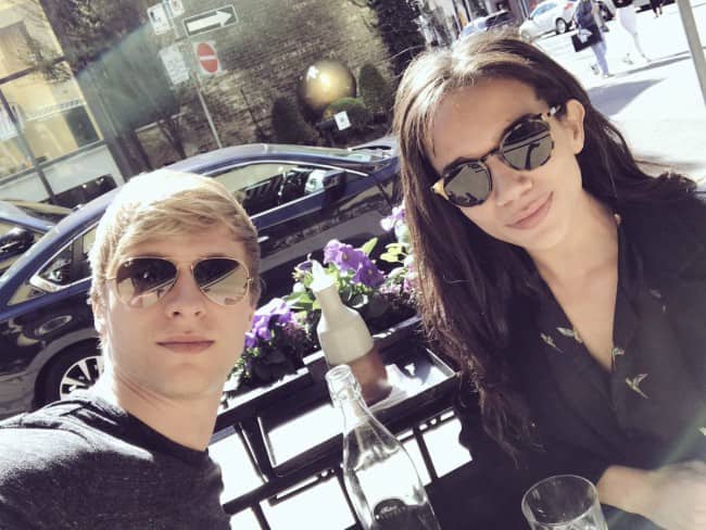 Hannah John-Kamen ja Will Tudor selfiessä huhtikuussa 2017