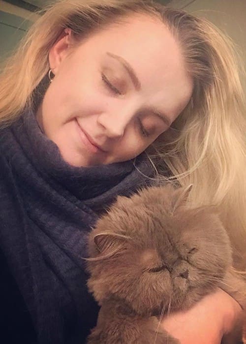 Evanna Lynch selfiessä kissansa kanssa helmikuussa 2018