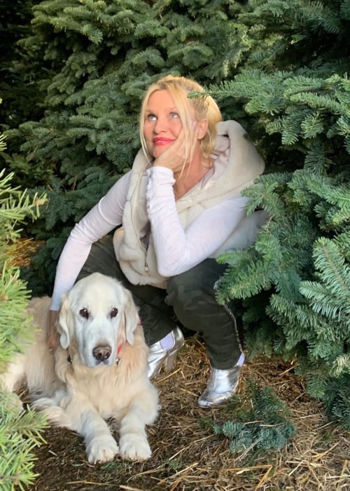 Η Nicollette Sheridan με το σκυλί της, όπως φαίνεται τον Δεκέμβριο του 2019