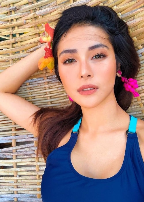 Sanya Lopez nähdään selfietä otettaessa Camiguin Islandilla, Pohjois -Mindanaossa, Filippiineillä helmikuussa 2019