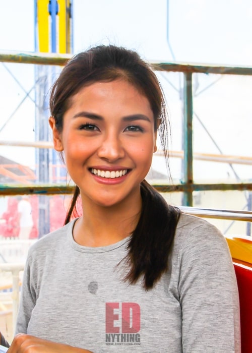 Η Sanya Lopez όπως φαίνεται ενώ χαμογελά για μια φωτογραφία τον Απρίλιο του 2016