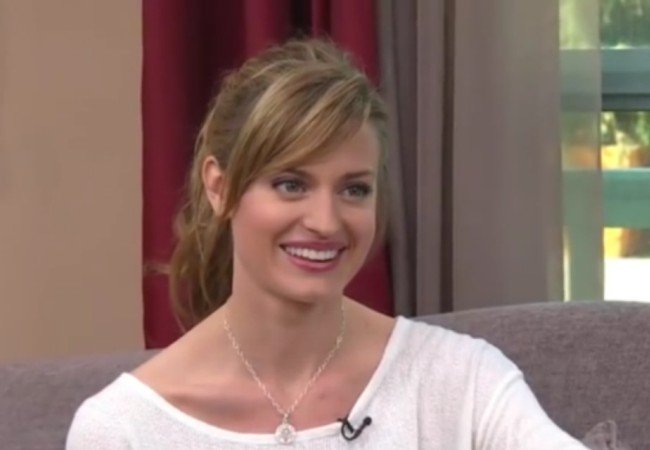 Η Brooke D'Orsay σε ένα στιγμιότυπο από την εκπομπή συνομιλίας το 2014, όπου μοιράζεται την αρχική της ταινία στο Hallmark Channel "Ιούνιος τον Ιανουάριο"