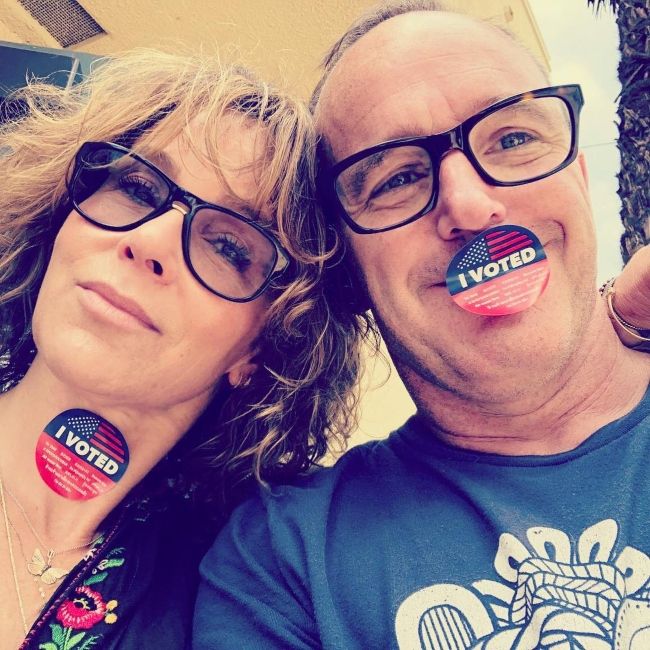 Jennifer og hendes mand Clark Gregg tager en selfie i juni 2018