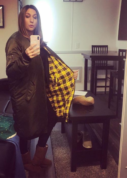 Chelsea Peretti na Instagram Mirror Selfie v apríli 2019