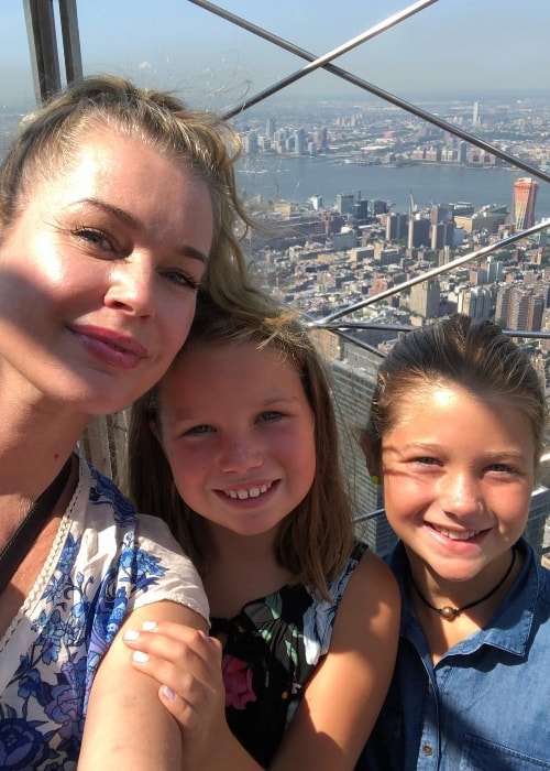 Rebecca Romijn selfiessä tyttäriensä kanssa elokuussa 2018