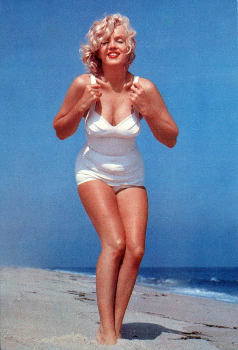 Marilyn Monroe poseeraa uimapukukuvauksessaMarilyn Monroe poseeraa uimapukukuvauksessa