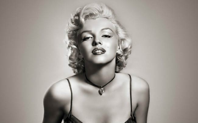 Marilyn Monroe poseeraa mallinnuskuvaa varten
