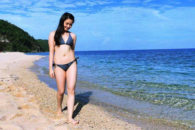 Barbie Forteza i bikini ved havet set på sociale medier i 2017