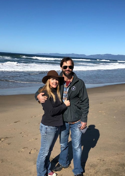 Renee O'Connor, ako je vidieť na obrázku so svojou kráskou Jed Sura na Manhattan Beach v Kalifornii vo februári 2019