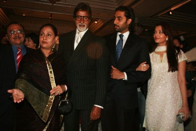 Jaya Bachchan set med Amitabh Bachchan, Abhishek Bachchan og Aishwarya Rai