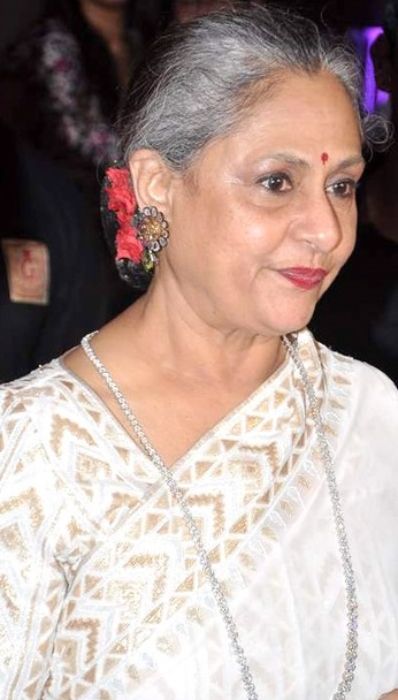 Jaya Bachchan set på Seventy Art show til sin mands fødselsdag