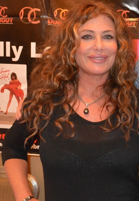 Kelly LeBrock, ako sa usmieva na fotografiu na výstave Chiller Theatre Expo v hoteli Sheraton Parsippany v Parsippany, New Jersey, v októbri 2014