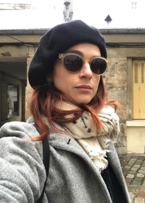 Aya Cash i desember 2017 deler sin selfie med bareten hun kjøpte som turist i Paris