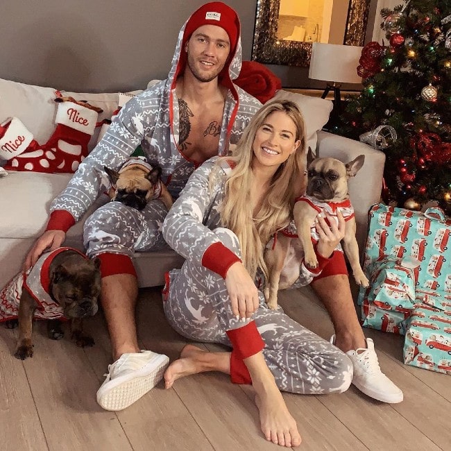 Kelly Kelly med sin kæreste som set i december 2019 