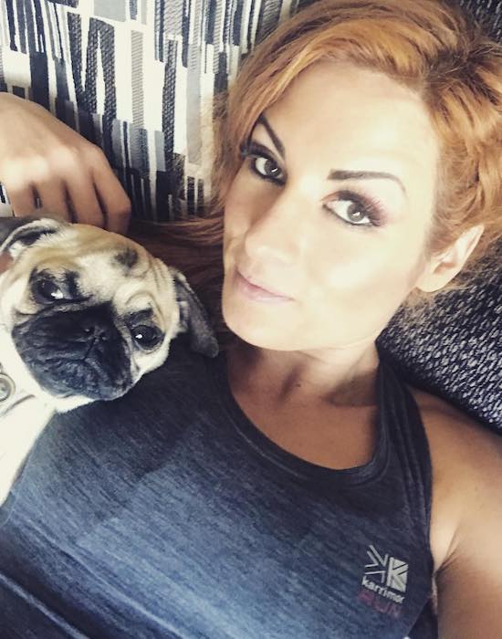 Becky Lynch lemmikkimopsi -koiransa Studley Moneyin kanssa tammikuussa 2018