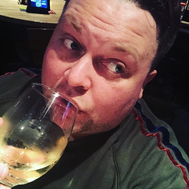 Ginger Minj drikker hvitvin på Applebee's Grill & Bar i november 2018