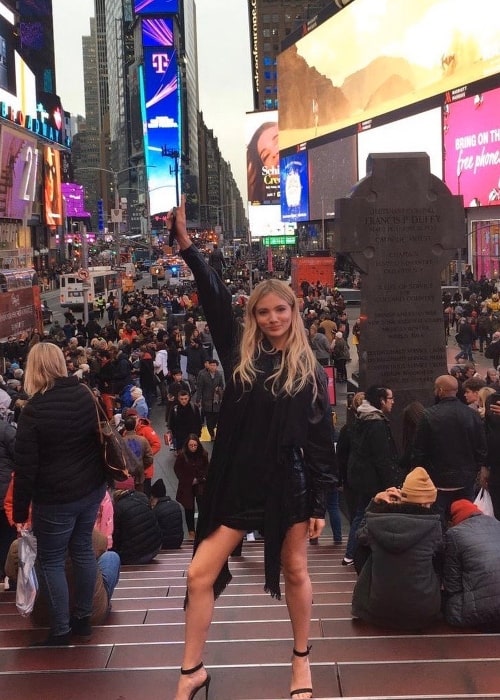 Freya Allan, jak je vidět, když pózuje pro obrázek v New Yorku, New York, Spojené státy v prosinci 2019