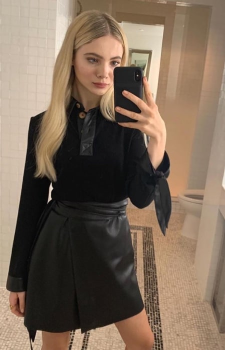 Freya Allan, jak je vidět při pořizování zrcadlového selfie v Los Angeles, Kalifornie, Spojené státy v prosinci 2019