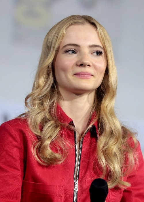 Freya Allan som set mens hun smilede på et billede taget ved San Diego Comic-Con International 2019 i San Diego, Californien, USA i juli 2019