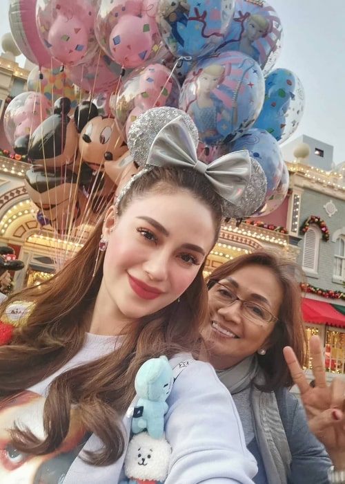 Arci Muñoz set, mens hun tog en selfie sammen med sin mor på Disneyland Hong Kong i december 2019