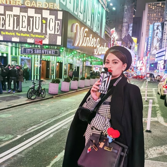 Arci Muñoz, jak je vidět na obrázku pořízeném na Times Square v New Yorku v New Yorku v prosinci 2019