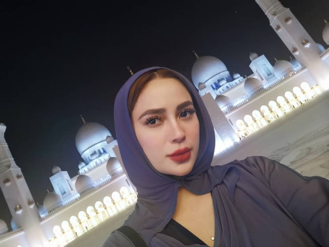 Arci Muñoz, jak je vidět při selfie v mešitě šejka Zayeda v Abú Dhabí, Spojené arabské emiráty v listopadu 2019