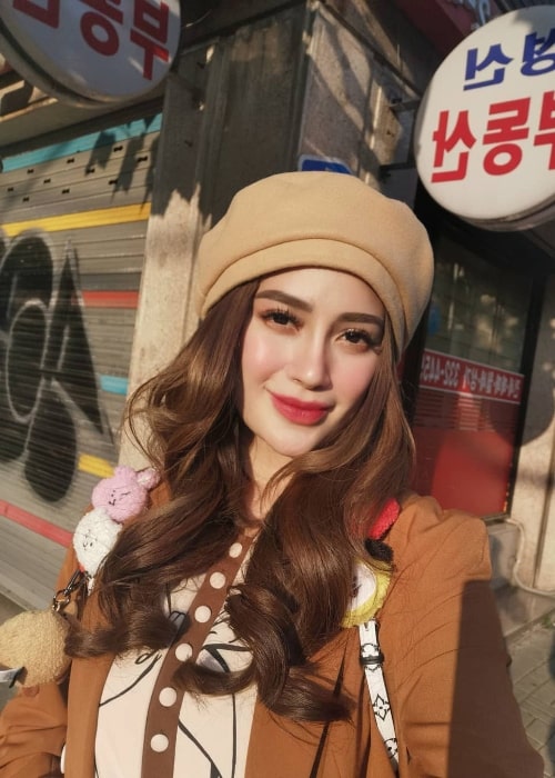 Arci Muñoz tok en selfie i Seoul, Sør-Korea i oktober 2019