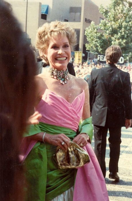 Mary Tyler Moore sett på den røde løperen ved Emmy Awards 1988
