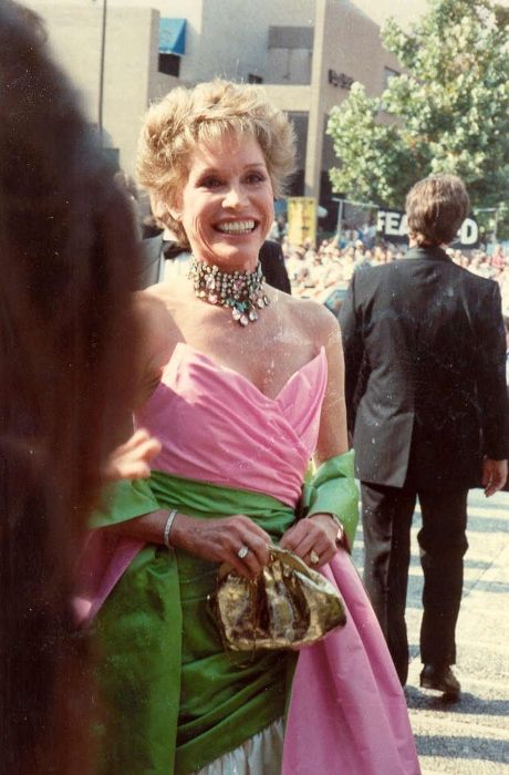 Mary Tyler Moore nähdään punaisella matolla vuoden 1988 Emmy -gaalassa