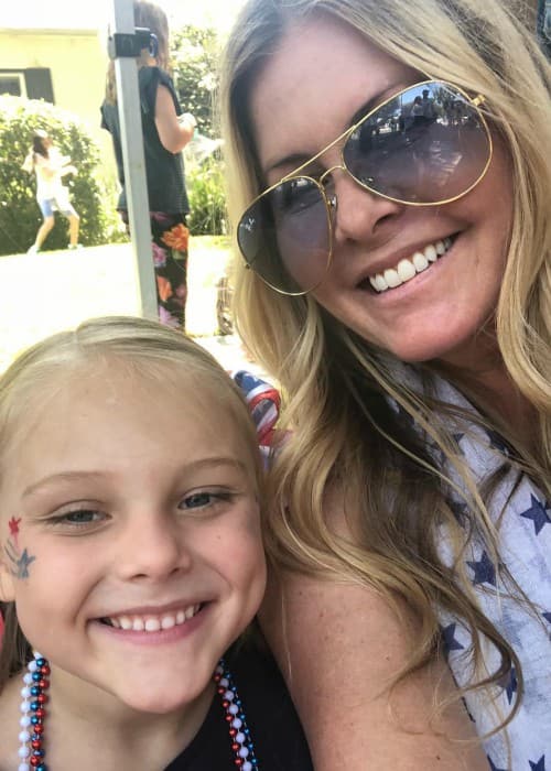 Nicole Eggert i en selfie med sin datter som set i juli 2018