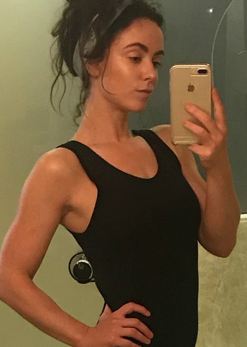 Amy Manson i en selfie i juni 2018