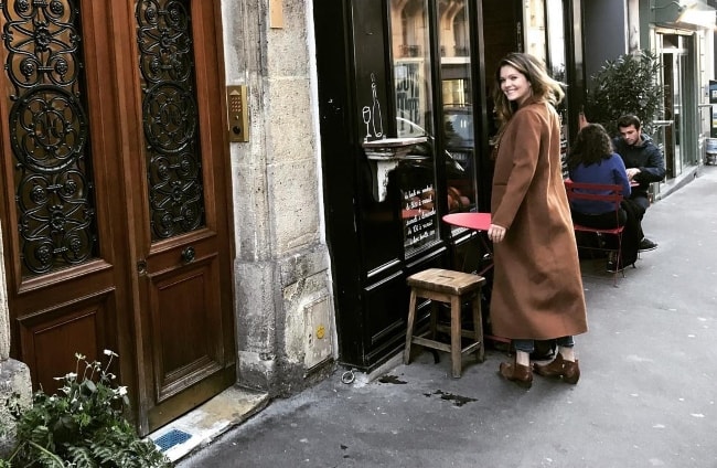 Meghann Fahy poserer i Paris