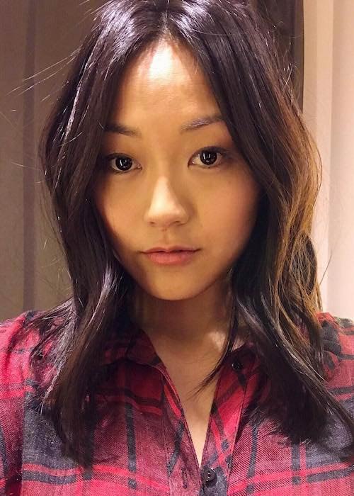 Karen Fukuhara viser sin nye hårfarve på en selfie fra november 2016