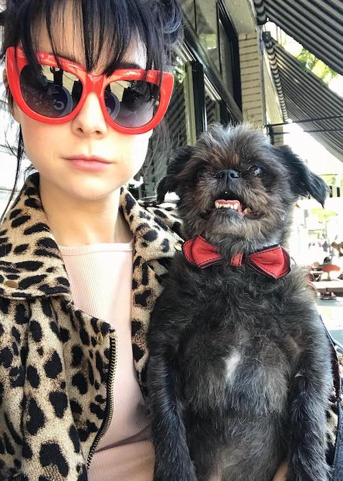 Η Alessandra Torresani με τον σκύλο της Pee Wee Herman στο Little Dom's το 2018