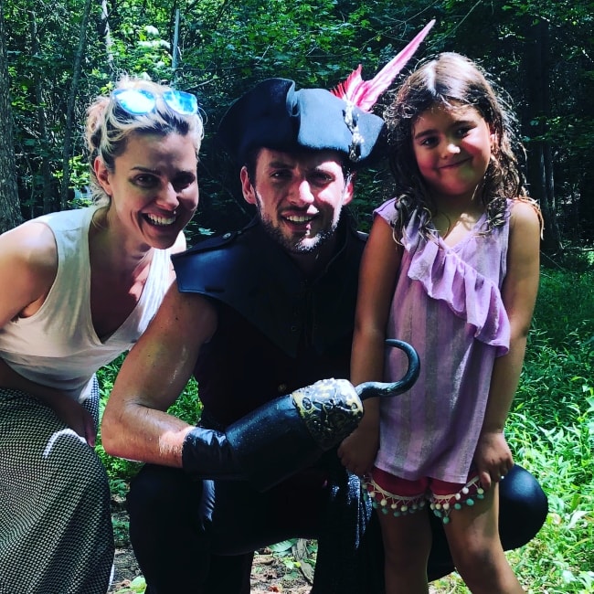 Η Cara Buono με την οικογένειά της ντυμένη ως Captain Hook, Peter Pan και το πλήρωμα στο Serenbe Playhouse τον Αύγουστο του 2018