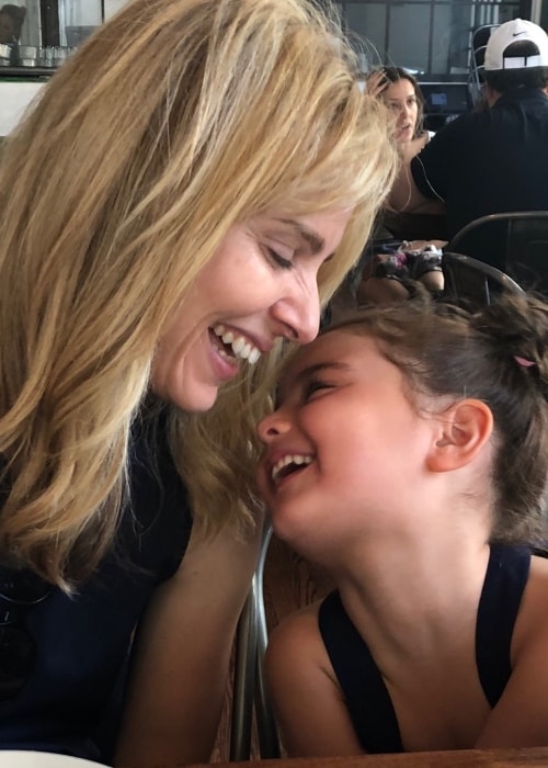 Cara Buono deler et lykkeligt øjeblik med sin datter i juli 2018