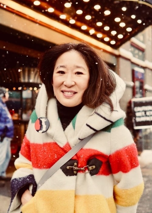Η Sandra Oh απολαμβάνει τη χιονόπτωση στο Φεστιβάλ του Sundance τον Ιανουάριο του 2018