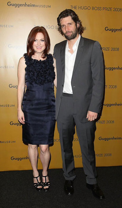 Julianne Moore og Bart Freundlich ankommer til Hugo Boss -prisen 2008 på Solomon R. Guggenheim -museet.