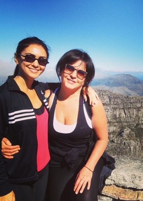 Nazanin Boniadi set, mens hun nød sit besøg i Capetown og poserede med sin mor på Taffelbjerget i Sydafrika i august 2014