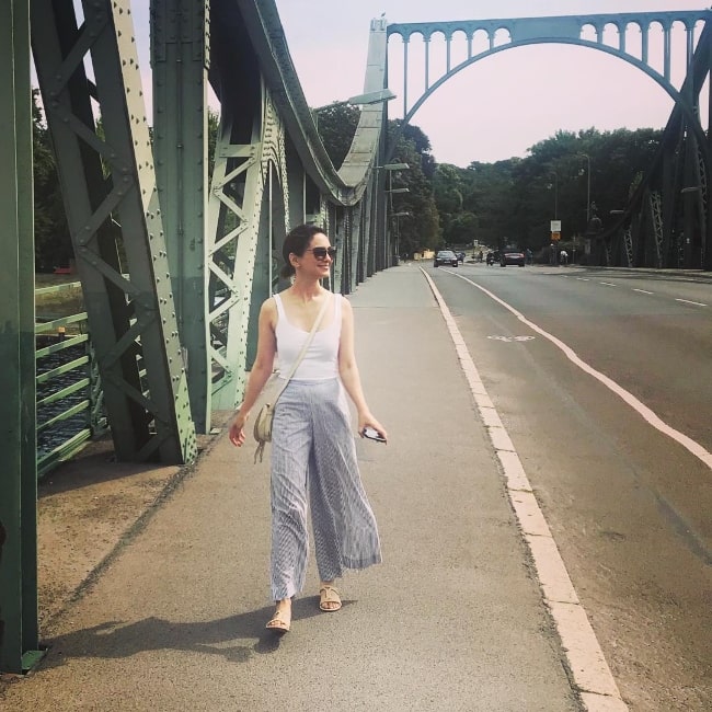 Nazanin Boniadi set, mens han gik rundt om Glienicke-broen i Berlin, Tyskland i august 2018