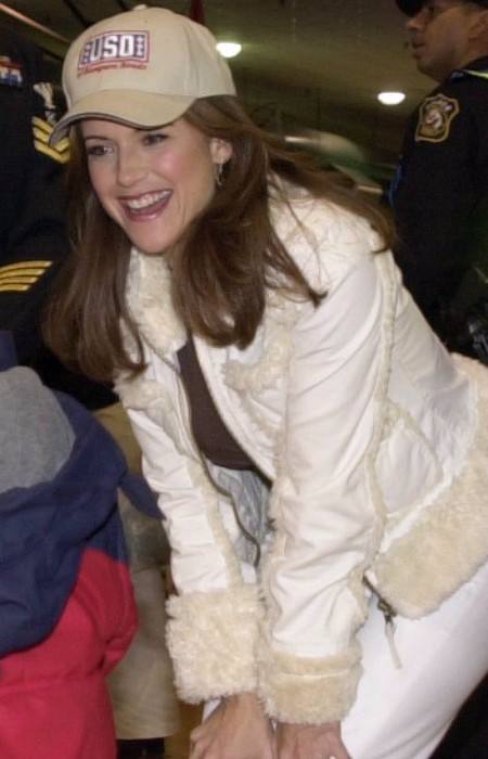 Kelly Preston na prázdninovom večierku USO v decembri 2005