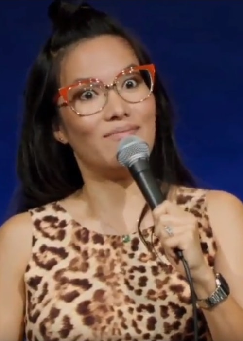 Ali Wong som set, mens hun talte på sin Netflix-special, 'Hard Knock Wife', i 2018