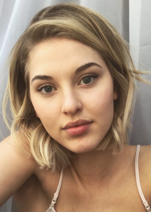 Sarah Gray i en Instagram -selfie set i april 2018