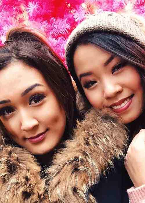 Η Lauren Riihimaki (Αριστερά) και η Angela Chau σε μια selfie τον Δεκέμβριο του 2017