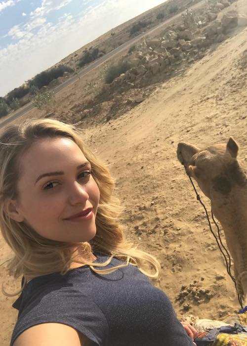 Η Μία Μάλκοβα σε μια selfie κατά τη διάρκεια του Camel Safari τον Δεκέμβριο του 2017