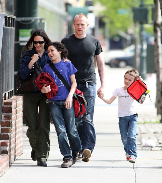 Jennifer Connelly ja Paul Bettany perheen kanssa