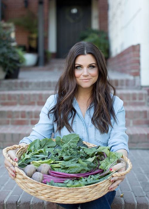 Tiffani Thiessen viser sine hjemmelavede grøntsager i sin have i januar 2018