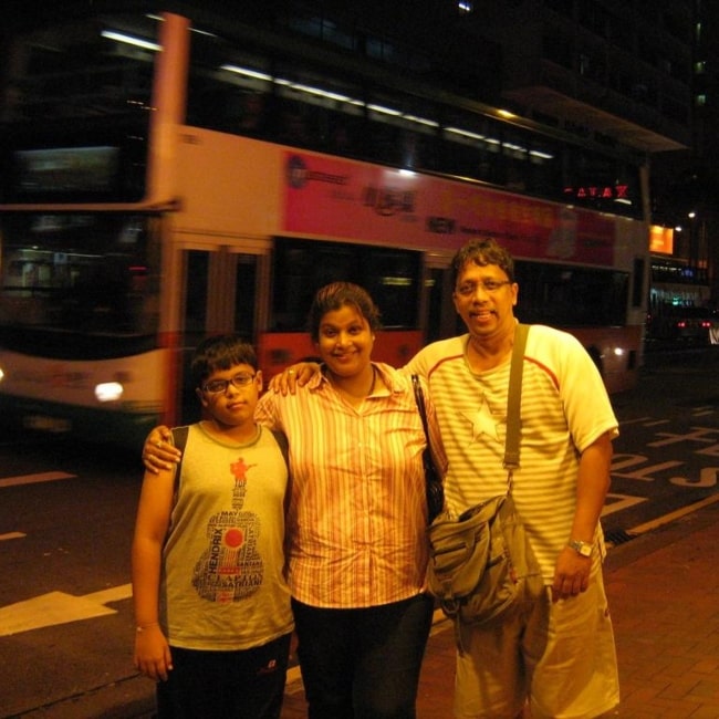 Η Ambika Ranjankar όπως φαίνεται σε μια φωτογραφία που τραβήχτηκε με τον σύζυγό της Arun Ranjankar και τον γιο της Atharva Ranjankar τον Σεπτέμβριο του 2015